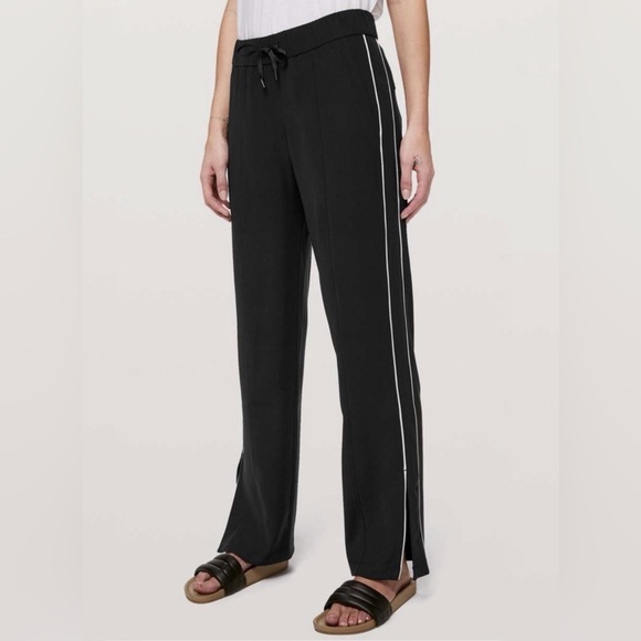 Lululemon On the Right Track Pants Size 8 Black White Pinstripe - Picture 1 of 7